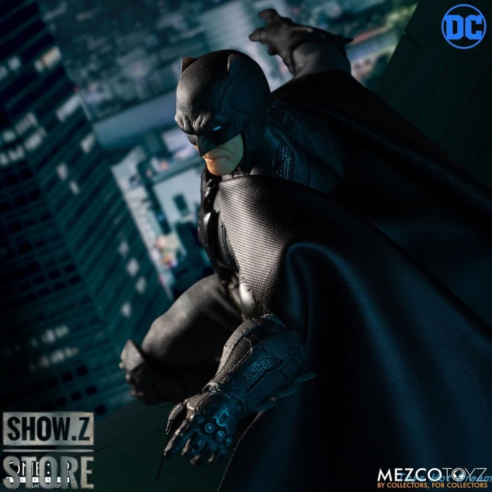 MEZCO Toyz DC Comics One:12 Collective Batman: Supreme Knight 9 MEZCO Toyz DC Comics One:12 Collective Batman: Supreme Knight - Image 7