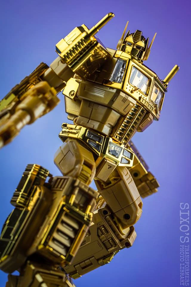 Takara MP10G MP-10G Masterpiece Optimus Prime Gold Lagoon Edition 4 Takara MP10G MP-10G Masterpiece Optimus Prime Gold Lagoon Edition - Image 2