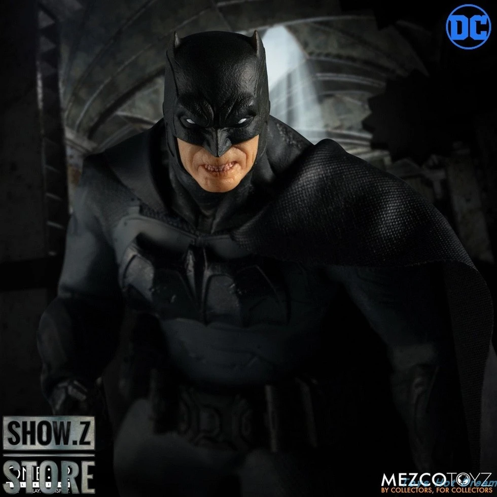 MEZCO Toyz DC Comics One:12 Collective Batman: Supreme Knight 7 MEZCO Toyz DC Comics One:12 Collective Batman: Supreme Knight - Image 5