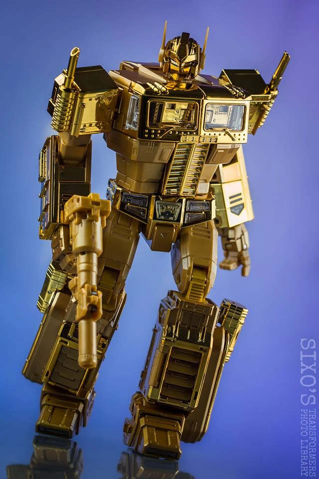 Takara MP10G MP-10G Masterpiece Optimus Prime Gold Lagoon Edition 5 Takara MP10G MP-10G Masterpiece Optimus Prime Gold Lagoon Edition - Image 3
