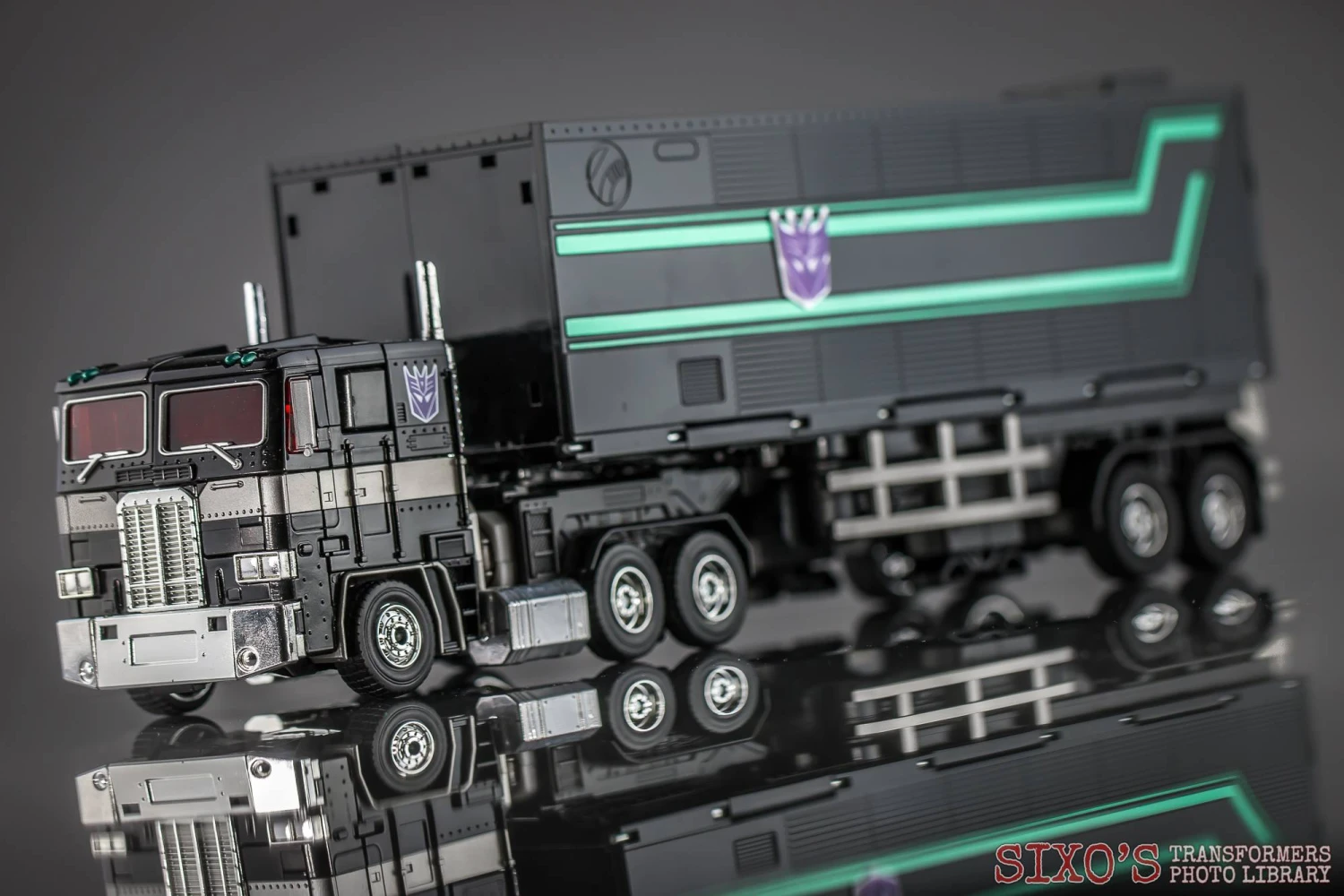 4th Party MP-10B Optimus Prime Black Version Figure & Trailer 4 4th Party MP-10B Optimus Prime Black Version Figure & Trailer - Image 2